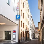 Leonardo Boutique Center Hotell 4*