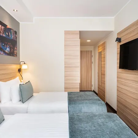 Hotel Leonardo Boutique Center 4*