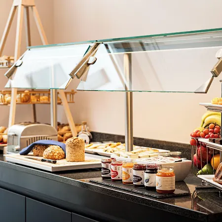 Hotel Leonardo Boutique Center 4*