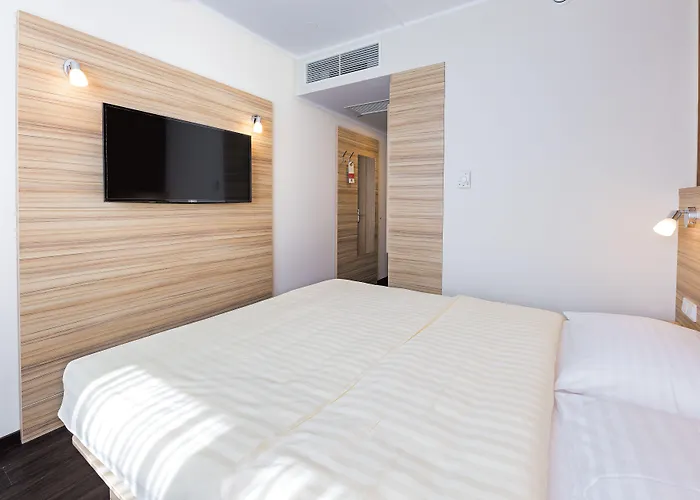 Hotel Leonardo Boutique Center 4*