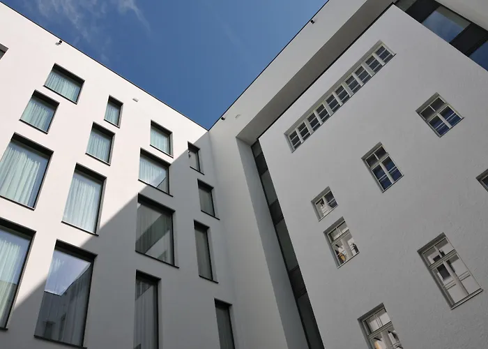 Hotel Leonardo Boutique Center 4*