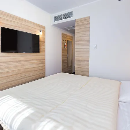 Hotel Leonardo Boutique Center 4*