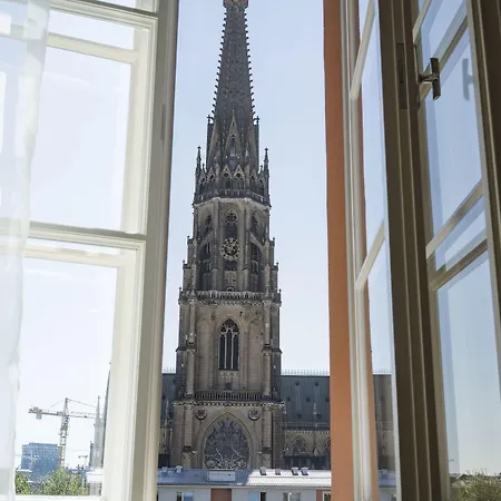 Leonardo Boutique Center